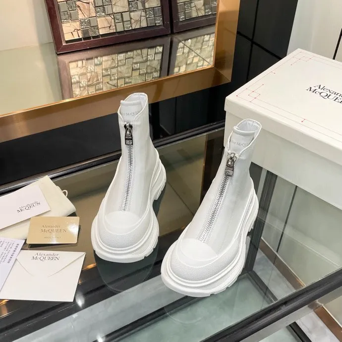 👟👟Ex-factory price 620👟👟 Men +10 🔥4050 McQueen’s new popular women’s boots and couple shoes🔥 Original 1:1 replica, the highest version! AIexanderMcQUEEN✅ products have been certified, endorsed by many celebrities such as Guli Nazha, Wu Lei, and Internet celebrity bloggers, and have fashion models on the T stage of Milan Fashion Week! Front zipper design, easy to wear, 6 cm heel height, comfortable to wear and heighten your legs, fabric: top grain calfskin/ lining: imported sheepskin feet: imported sheepskin, women's size 35-40 (40 must be customized). Men's size 39-45 (45 must be customized). Color: black/white, all black, off-white. Packaging: Matching counter packaging certificate pure cotton bag.